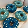 Birthday Donutbox blau mit weißen Schokoflocken