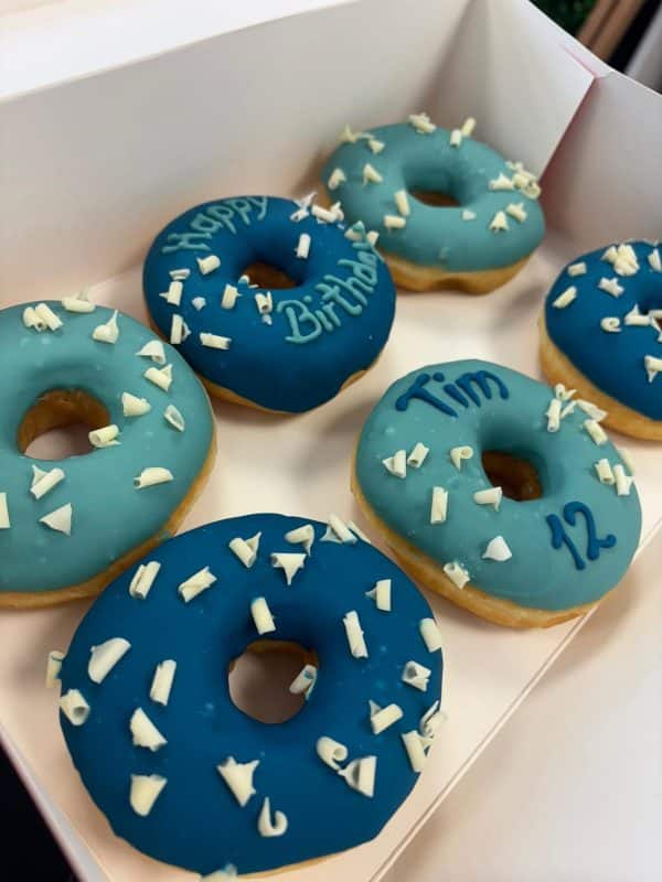 Birthday Donutbox blau mit weißen Schokoflocken
