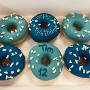 Birthday Donutbox blau mit weißen Schokoflocken