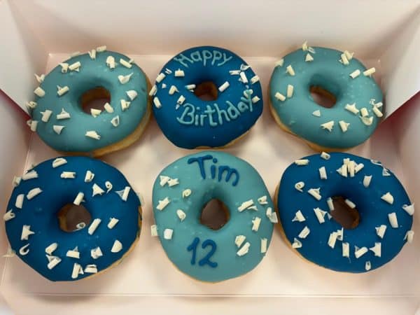 Birthday Donutbox blau mit weißen Schokoflocken