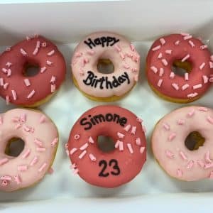 Birthday Donutbox rosarot mit Erdbeerschokoflocken
