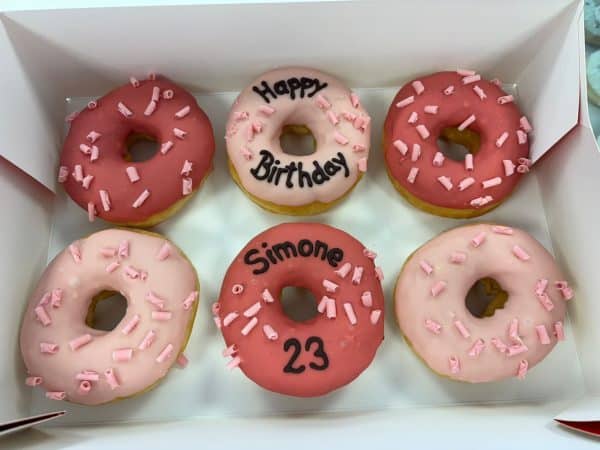 Birthday Donutbox rosarot mit Erdbeerschokoflocken