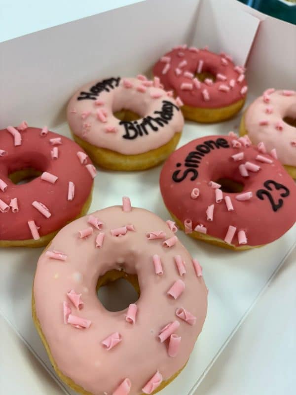 Birthday Donutbox rosarot mit Erdbeerschokoflocken