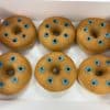 Gender Reveal Donuts mit blauer Füllung