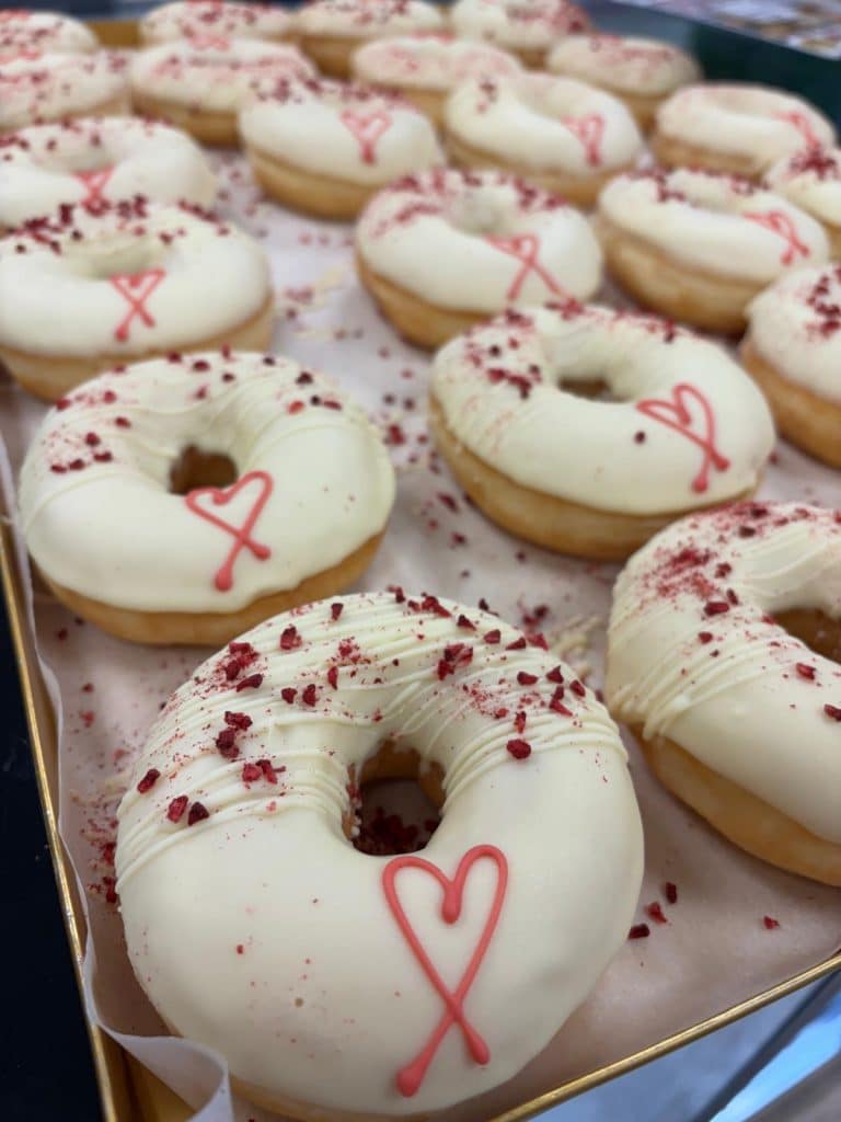 Hochzeit Donut mit Himbeerstreusel