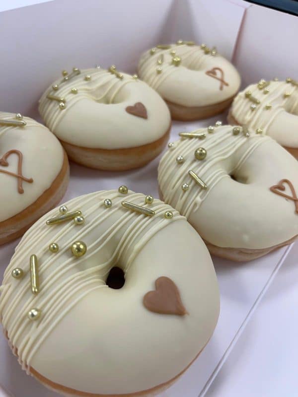 Hochzeit Donutbox goldene Perlen und Stangen mit Streifen