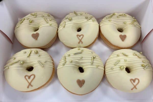 Hochzeit Donutbox goldene Perlen und Stangen mit Streifen