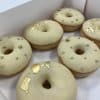 gemischte Hochzeit Donutbox - Blattgold und goldene Perlen