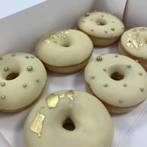 gemischte Hochzeit Donutbox - Blattgold und goldene Perlen