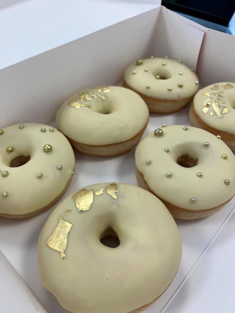 gemischte Hochzeit Donutbox - Blattgold und goldene Perlen