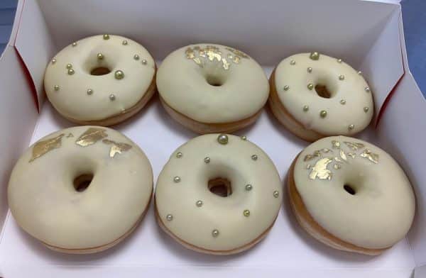 gemischte Hochzeit Donutbox - Blattgold und goldene Perlen