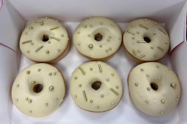 gemischte Hochzeit Donutbox - goldene Perlen und Stangen