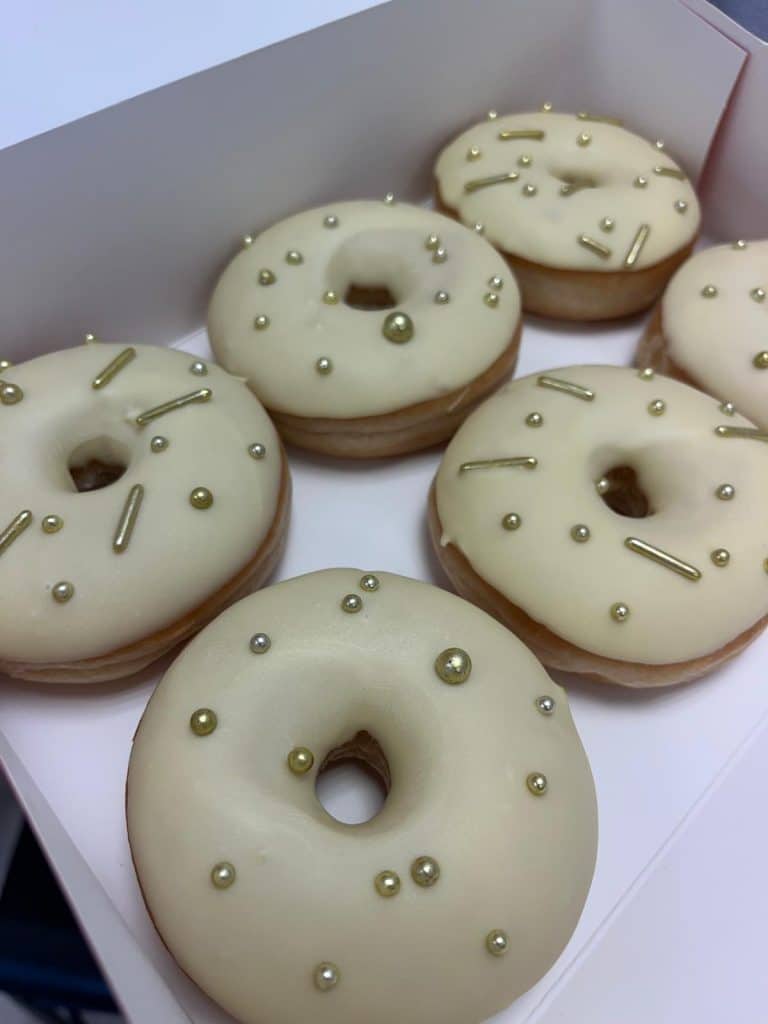 gemischte Hochzeit Donutbox - goldene Perlen und Stangen