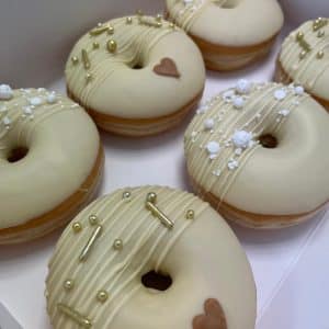 gemischte Hochzeit Donutbox - goldene und weiße Streusel