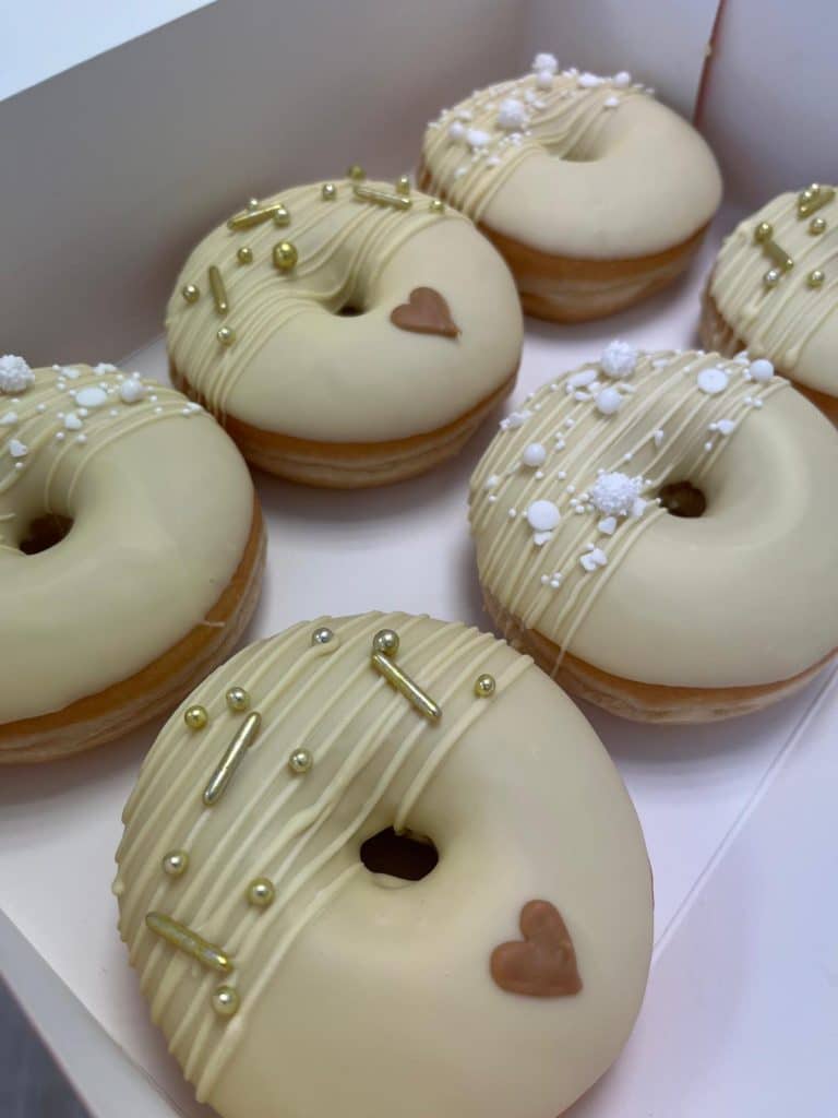 gemischte Hochzeit Donutbox - goldene und weiße Streusel