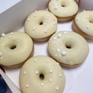 gemischte Hochzeit Donutbox - weiße Perlen und Streusel