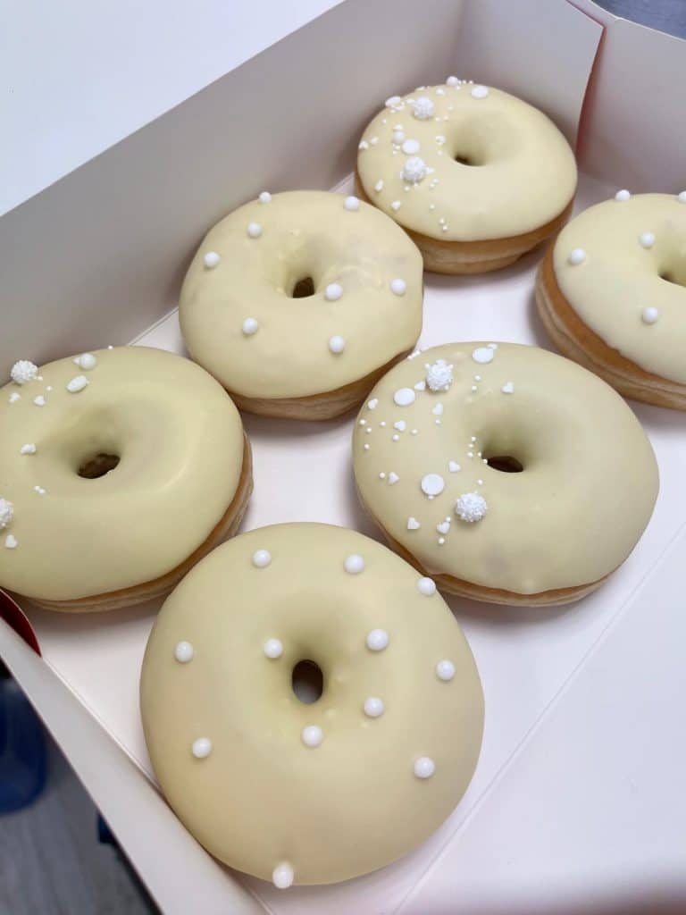 gemischte Hochzeit Donutbox - weiße Perlen und Streusel