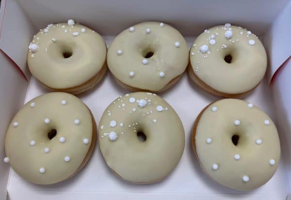 gemischte Hochzeit Donutbox - weiße Perlen und Streusel