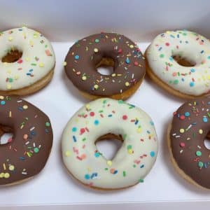 Donutbox einfach mit Streusel und Konfetti